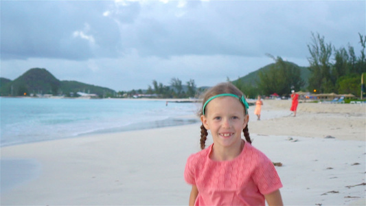 蜜蜂度假时在海滩上戴帽子的可爱小女孩视频