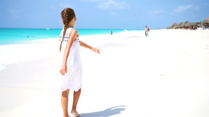 度假期间在海滩上散步的小旅游女孩15秒视频