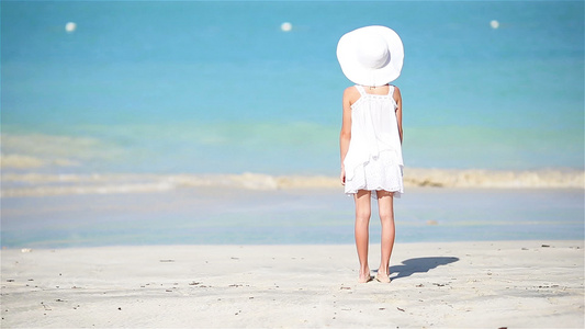 在卡利比恩度假的海滩上穿白衣服的小女孩视频