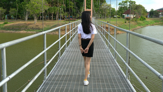 泰国少女桥梁上行走奔跑视频合集4K视频