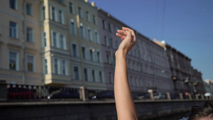 年轻妇女在城市中在游艇举起手挥手7秒视频