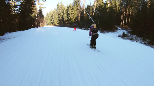 年轻女孩在沿斜坡下游滑雪的假期中度过视频