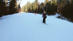 年轻女孩在沿斜坡下游滑雪的假期中度过30秒视频