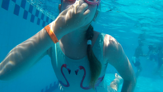 小女孩戴潜水护目镜在游泳池游泳视频