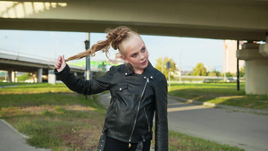 女孩穿着黑色夹克外套的城市高速公路背景7秒视频