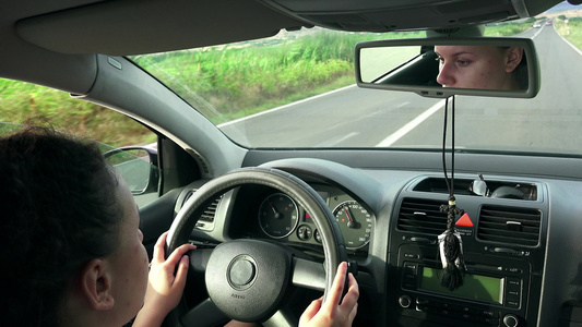 4k名少女驾驶汽车后视农村公路第一视角视频