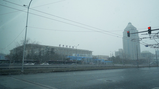 雪中首都体育馆与街景升格空镜视频