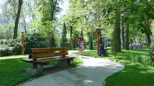 年轻女孩在公园视频
