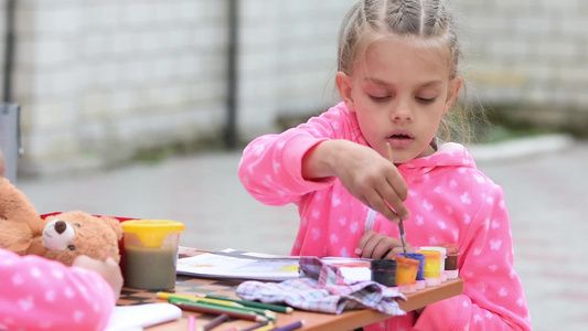 七岁女孩硬扣篮刷在一个罐子里画着专辑上的水彩画和另视频