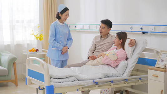 4k母婴月子中心月嫂护士慰问新生婴儿家庭视频视频