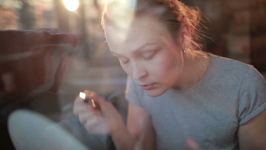 一位美丽的女孩的肖像在她的眼睫毛上涂抹了马斯卡拉视频