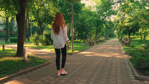 红发女行走在公园12秒视频