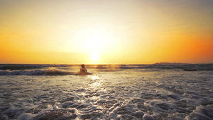 快乐的女人在日落时在海滩上玩耍30秒视频