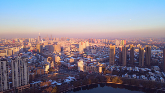 4K唯美冬季晚霞沈阳天际线俯瞰城市雪景视频