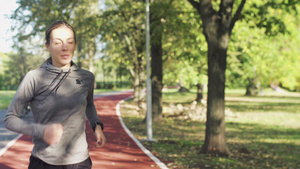 健身女孩在公园跑步17秒视频