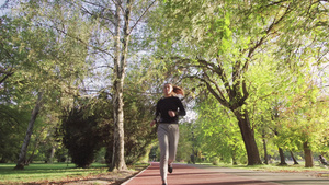 健身女孩在公园的木桥上在全天候的合成轨道表面跑来跑去6秒视频