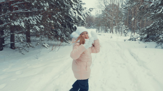年轻女孩在雪上奔跑和坠落视频