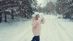 年轻女孩在雪上奔跑11秒视频