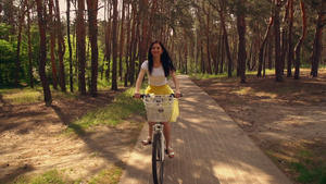妇女每天骑自行车以保持身体健康21秒视频