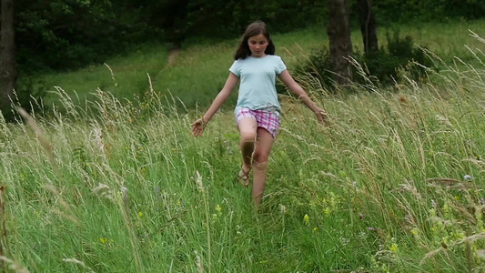 在农村走步的少女慢动作缓慢运动视频