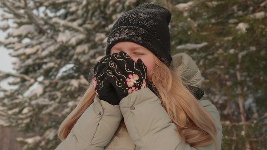 女孩享受下雪的滋味年轻女性怀着毛衣在降雪时在森林里视频