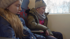 两名少女坐在乘客座位上13秒视频
