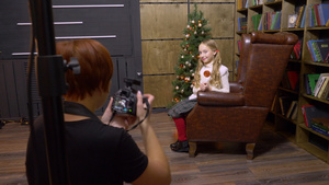 美国巴尔的摩—2018年12月25日少女在书柜的皮革8秒视频