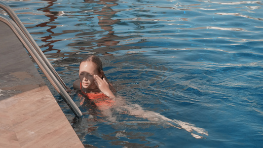 水下游泳池里游泳的幼女视频