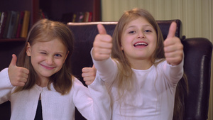 微笑的女孩举起大拇指8秒视频
