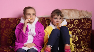 吃棒棒糖看电视的孩子17秒视频