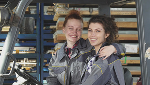 两个快乐的女工厂工人拥抱7秒视频