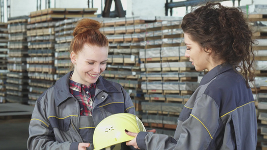 从她的同事那里得到硬帽的美丽的工厂女工工人女工视频