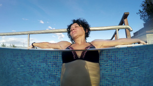 在热温泉水池放松水疗的性感女人一半在水下拍摄16秒视频