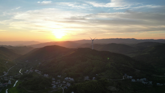 航拍高山风车夕阳风力发电新能源视频