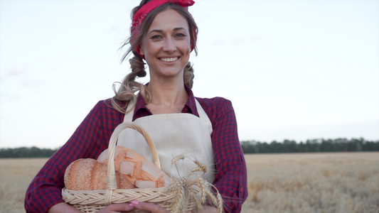 女农站在小麦农田女面包师拿着柳条篮面包生态产品烘焙视频