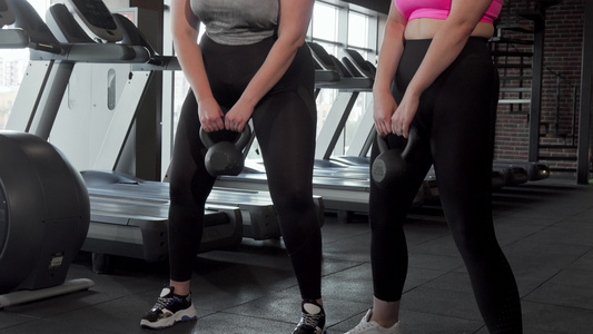 运动场女运动员在健身房用小叮当做响铃锻炼的滑轮镜头视频