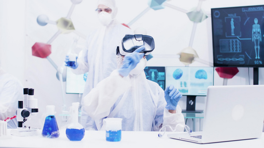 现代化学实验室中具有虚拟现实头盔的女科学家女科学家视频