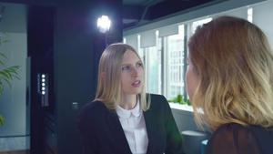 共同工作的女性在办公室发言两名身着西装的成年正式女性12秒视频
