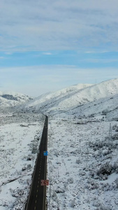 航拍川西高原山脉公路雪景视频公路运输视频