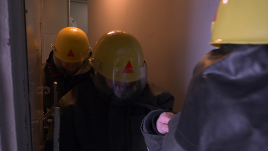 穿着防护服和头盔的女救援队进入建筑物内的隧道女性救援队视频