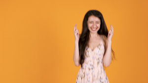 美丽的快乐的年轻女士用交叉手指8秒视频