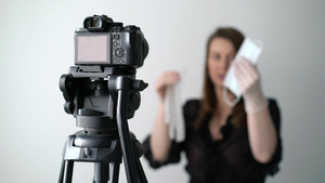 带着面具录影vlog的年轻女性影响23秒视频