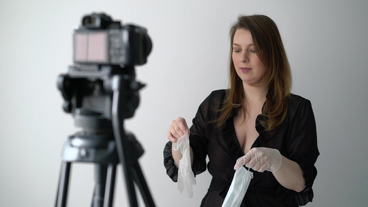 带着面具Corona病毒录影vlog的年轻女性影响视频