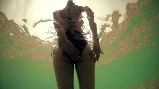 性感的女性在水下视频