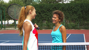 两个女孩在网球场打招呼13秒视频