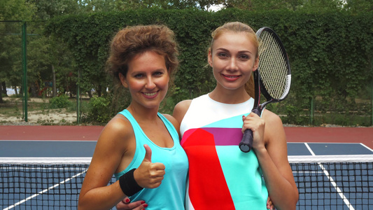 两个网球女孩对着镜头微笑视频