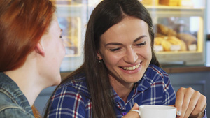 美丽的年轻美女在面包店和朋友一起喝咖啡在面包店13秒视频