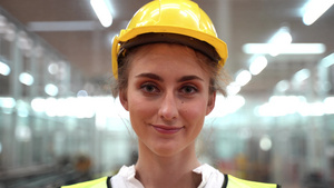 在高科技清洁工厂中戴着黄色安全帽体力女工的特写肖像9秒视频