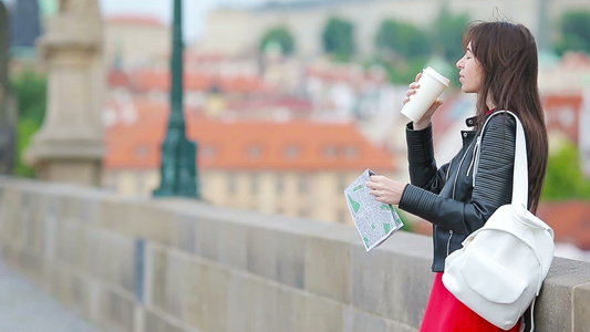 快乐的年轻城市女人在欧洲城市喝咖啡在欧洲度假期间带视频