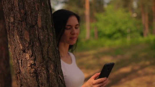 在森林中与女性近距离接触视频